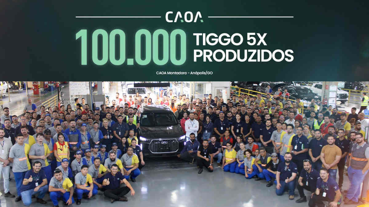 Foto comemorativa das 100.000 unidades produzidas do Chery Tiggo 5X na fábrica da CAOA, em Anápolis (GO)