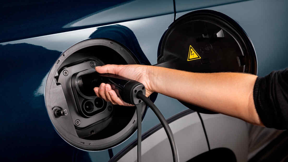 Foto de um carro elétrico da GWM carregando na tomada