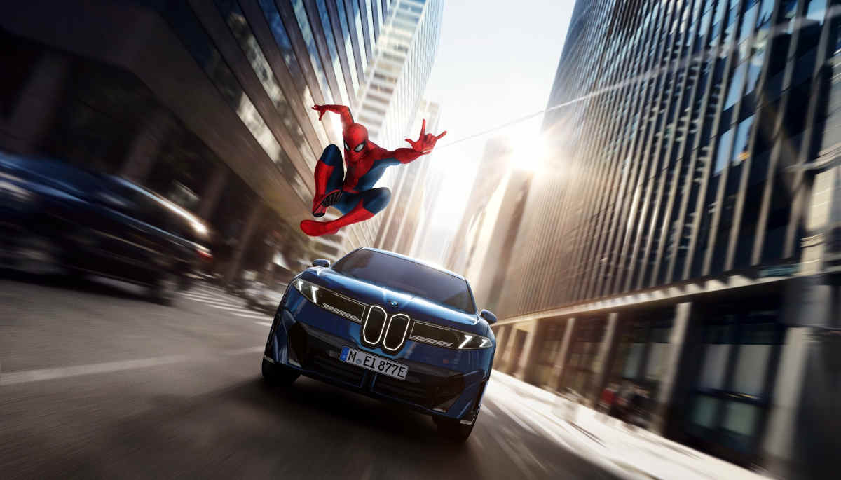 Foto do Homem-Aranha e do BMW iX3