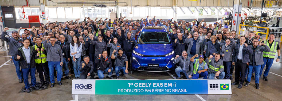Foto do primeiro Geely EX5 EM-i feito no Brasil